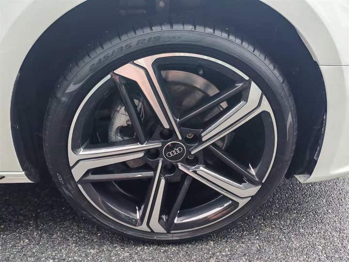 Фото 15 - Audi A4L