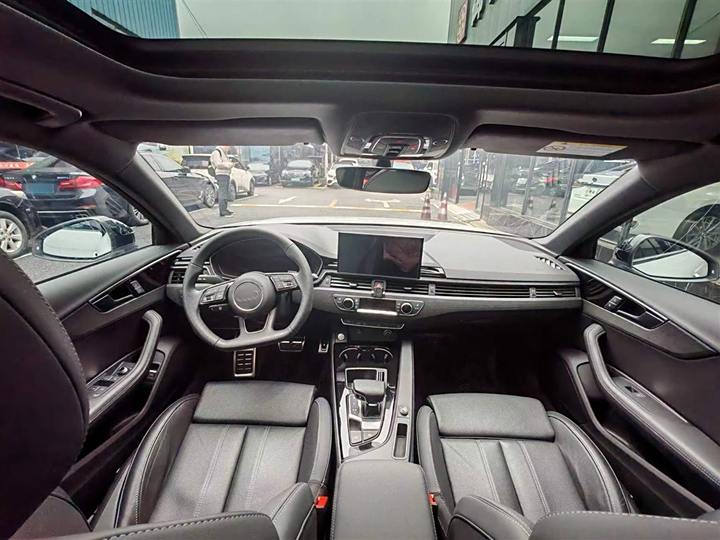 Фото 17 - Audi A4L