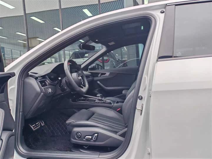 Фото 19 - Audi A4L