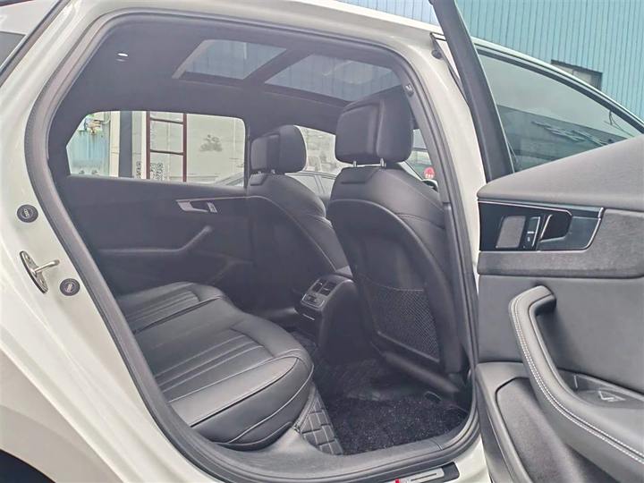 Фото 2 - Audi A4L