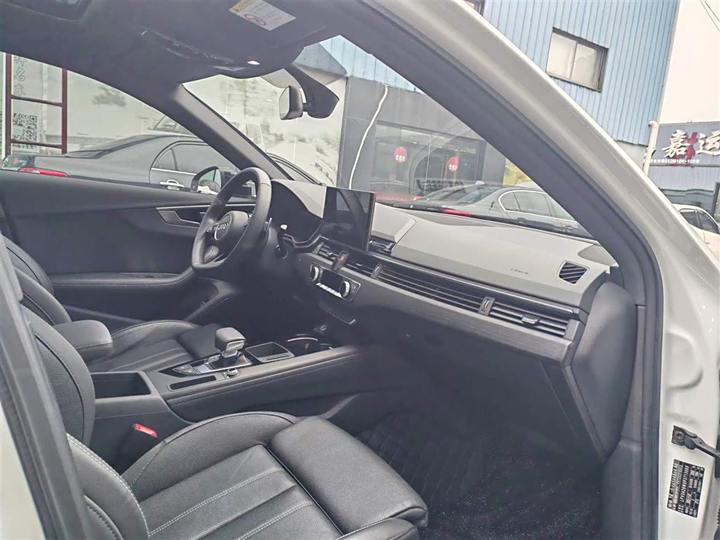 Фото 22 - Audi A4L