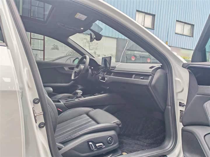 Фото 24 - Audi A4L