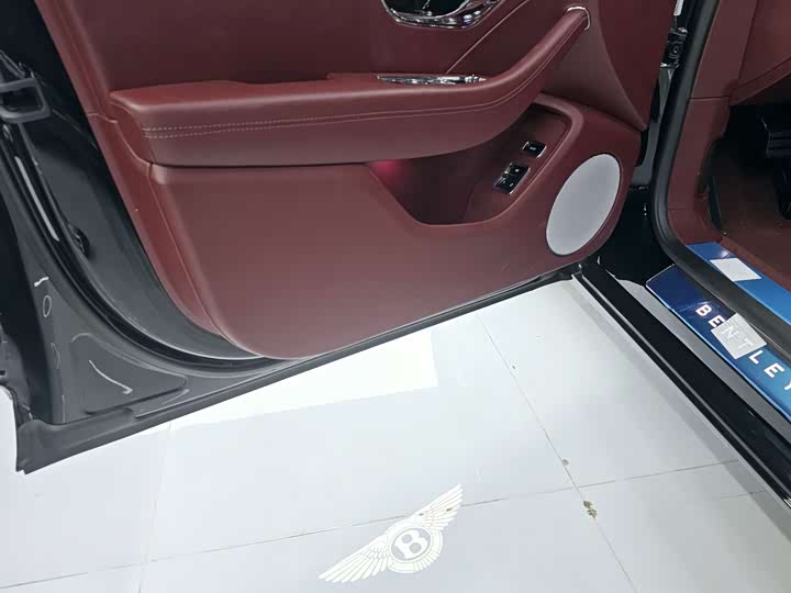 Фото 11 - Bentley Flying Spur