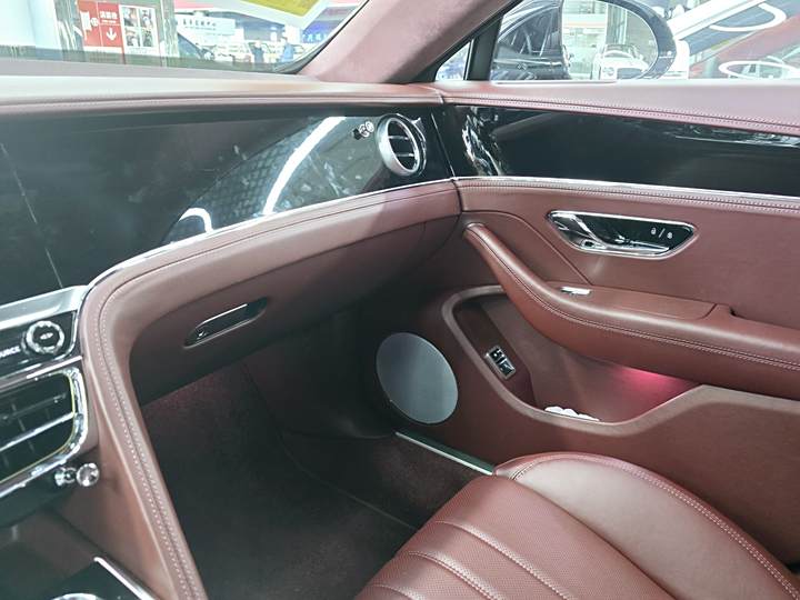 Фото 21 - Bentley Flying Spur