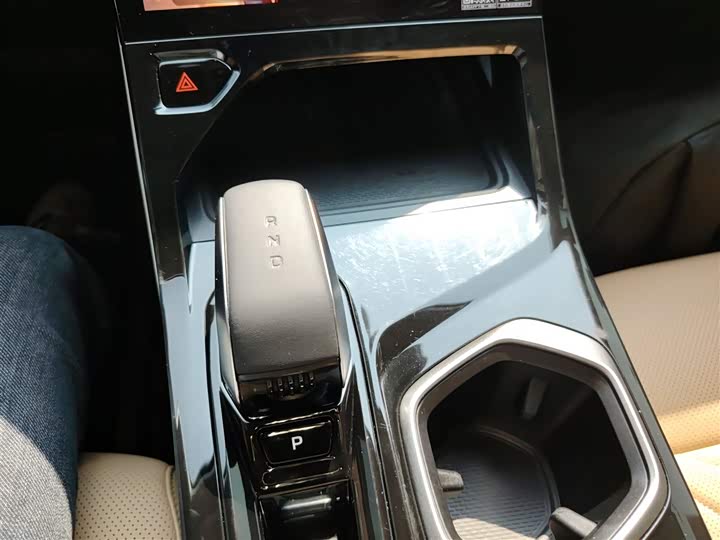 Фото 14 - Geely Atlas L