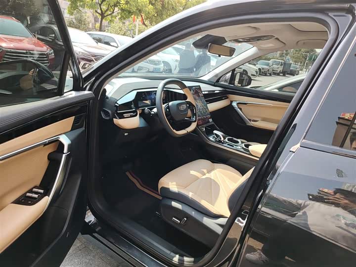 Фото 16 - Geely Atlas L