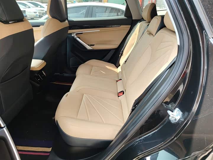 Фото 17 - Geely Atlas L