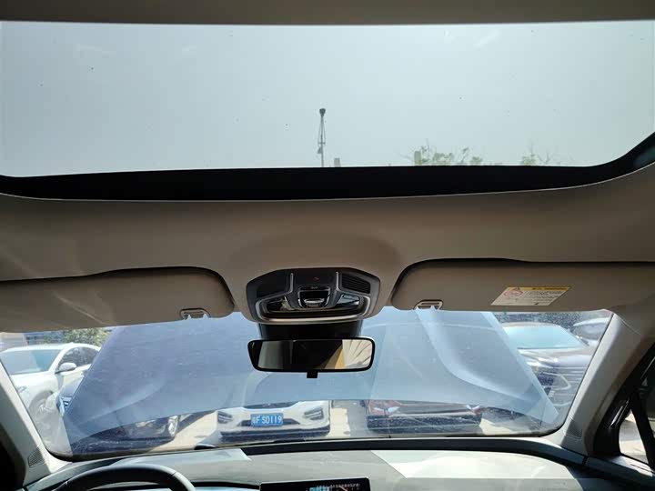 Фото 18 - Geely Atlas L