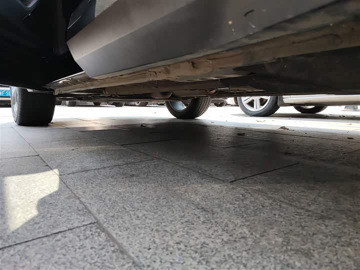 Фото 22 - Geely Atlas L