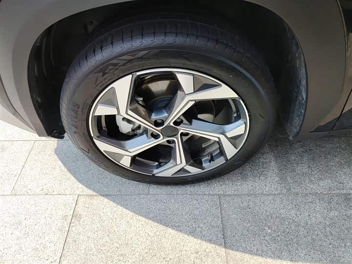 Фото 23 - Geely Atlas L