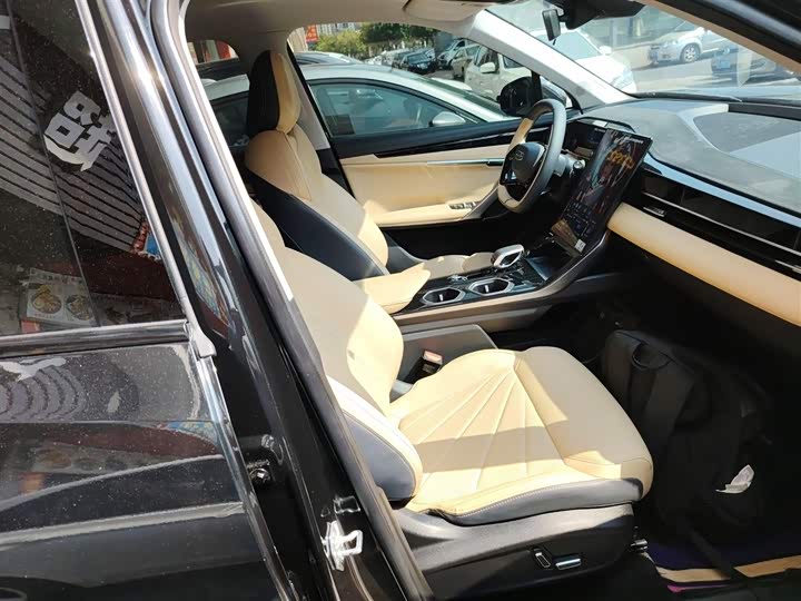 Фото 25 - Geely Atlas L