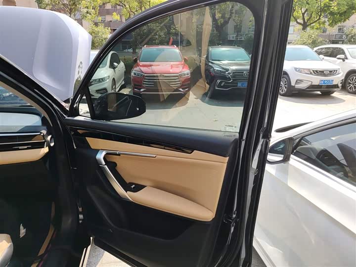 Фото 26 - Geely Atlas L