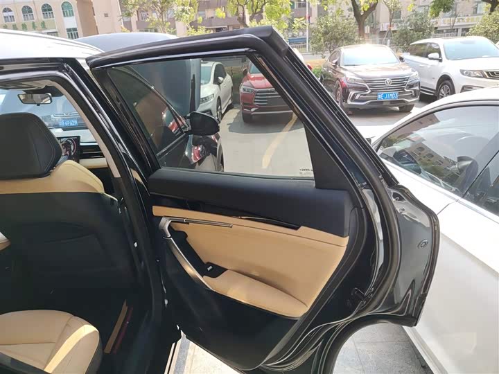 Фото 27 - Geely Atlas L