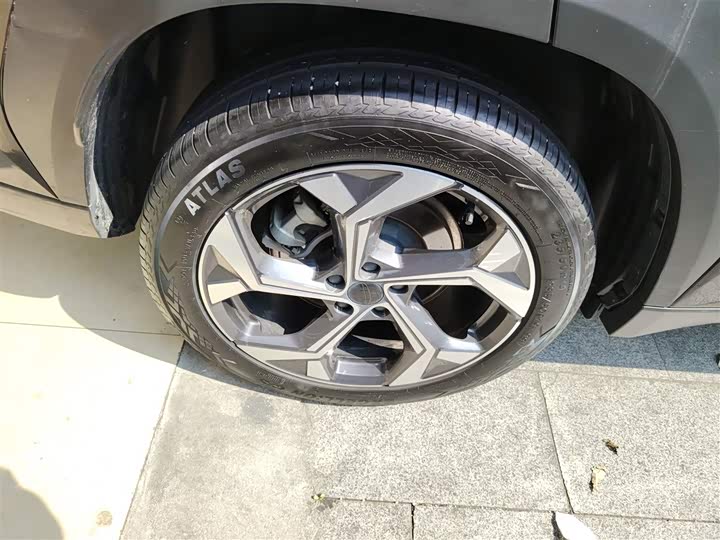 Фото 30 - Geely Atlas L