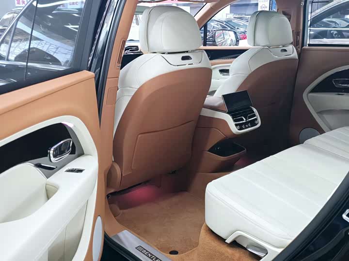 Фото 13 - Bentley Bentayga