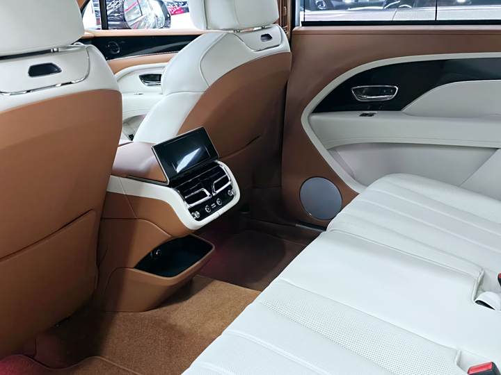 Фото 14 - Bentley Bentayga