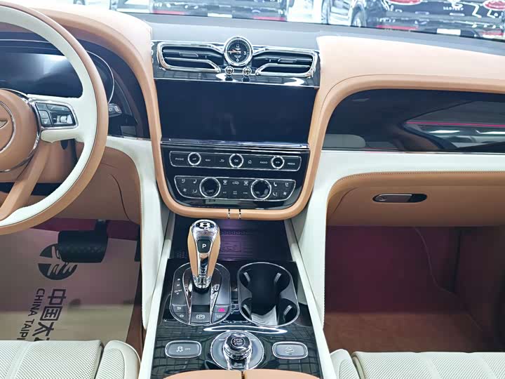 Фото 18 - Bentley Bentayga