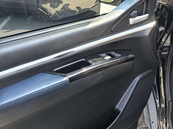 Фото 14 - Dongfeng Forthing Lingzhi M5