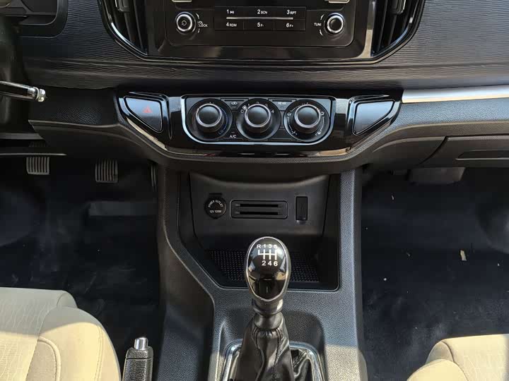 Фото 18 - Dongfeng Forthing Lingzhi M5