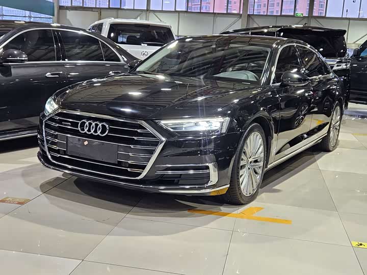 Фото 1 - Audi A8