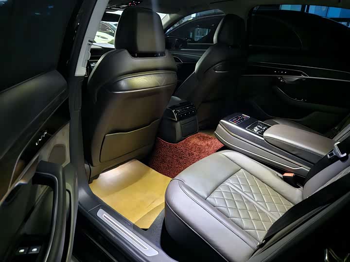 Фото 15 - Audi A8