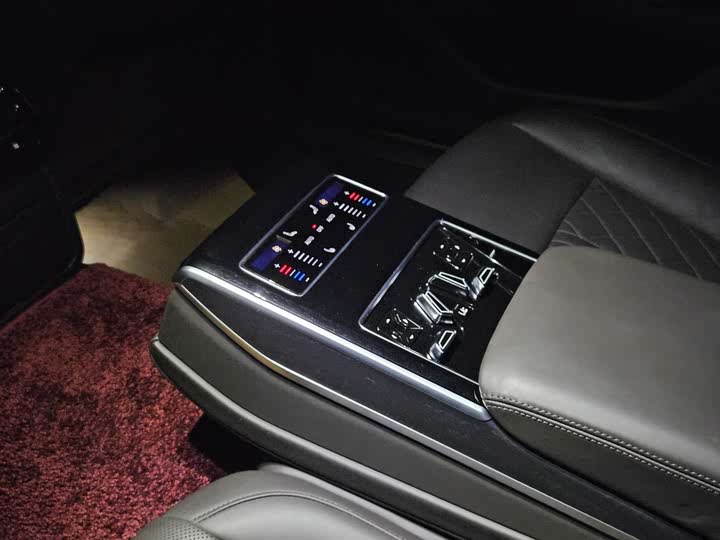 Фото 16 - Audi A8