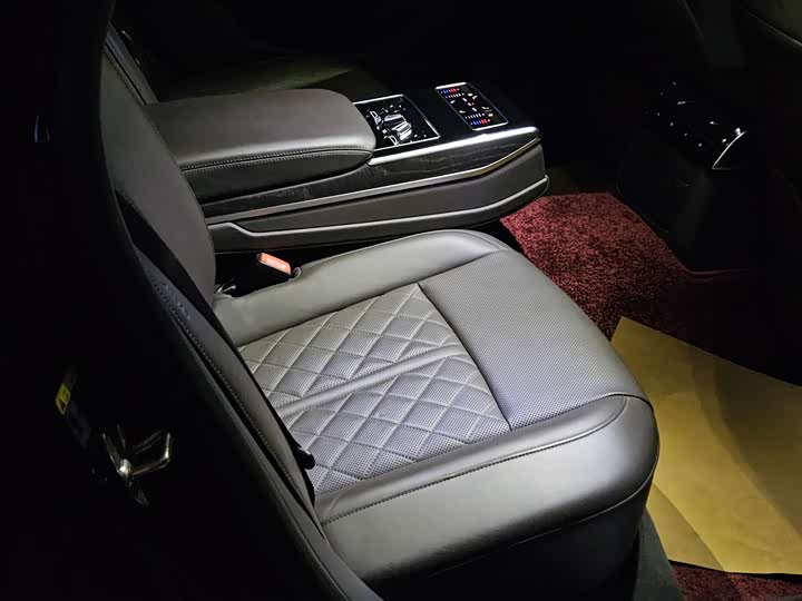 Фото 17 - Audi A8