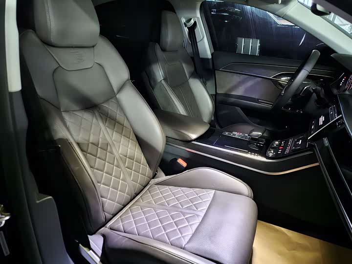 Фото 18 - Audi A8