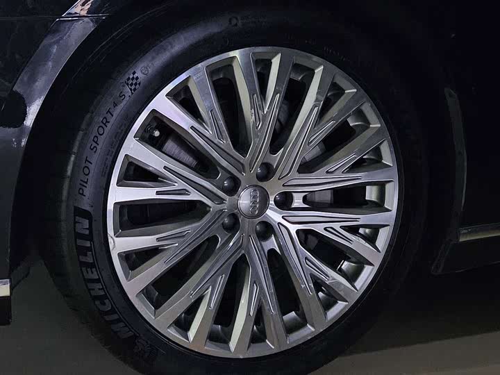 Фото 19 - Audi A8