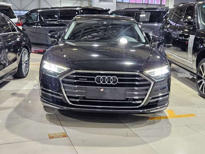 Фото 2 - Audi A8