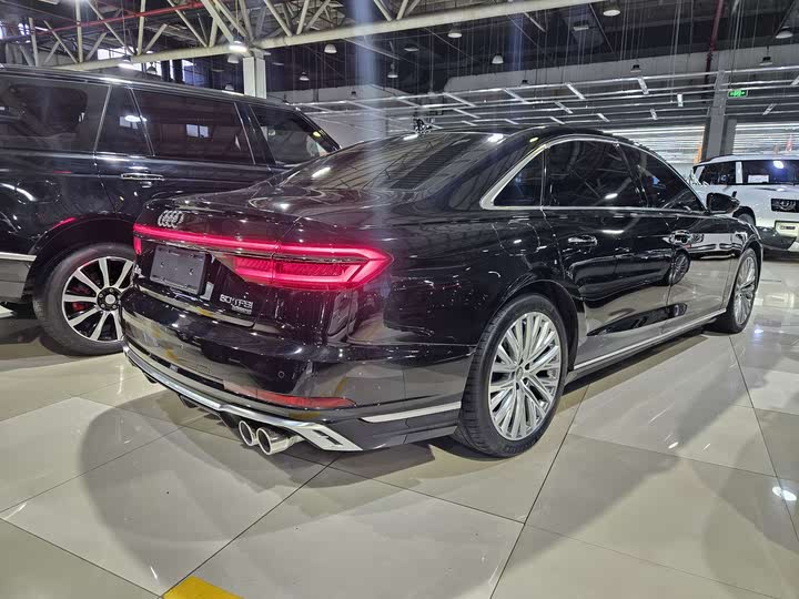 Фото 4 - Audi A8