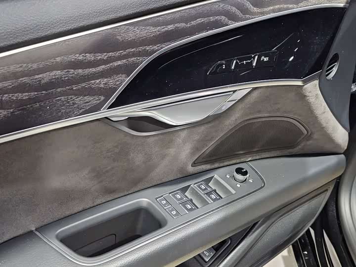 Фото 8 - Audi A8