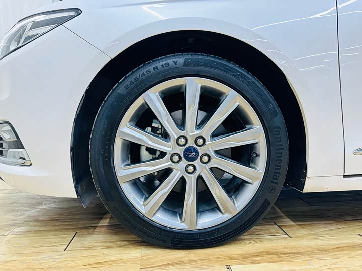 Фото 38 - Ford Taurus