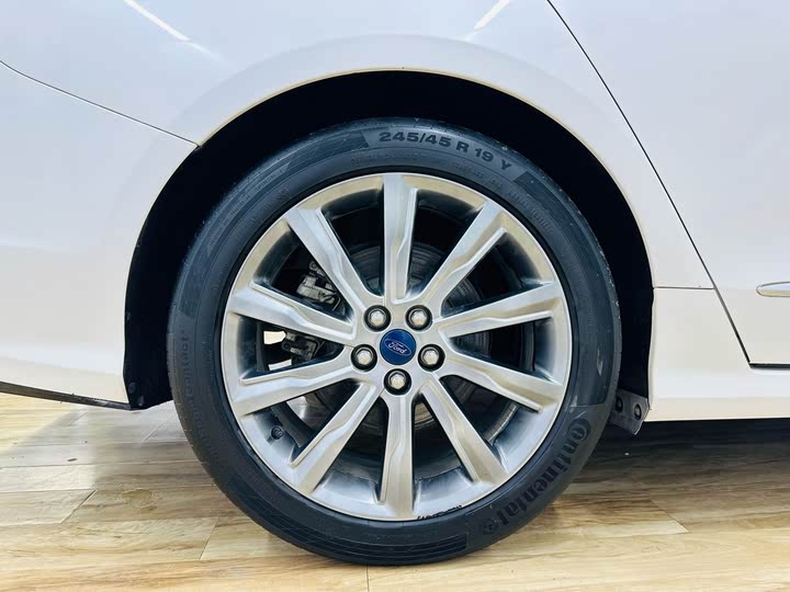 Фото 40 - Ford Taurus