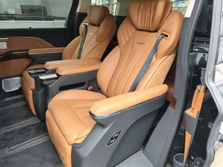 Фото 18 - Hongqi HQ9