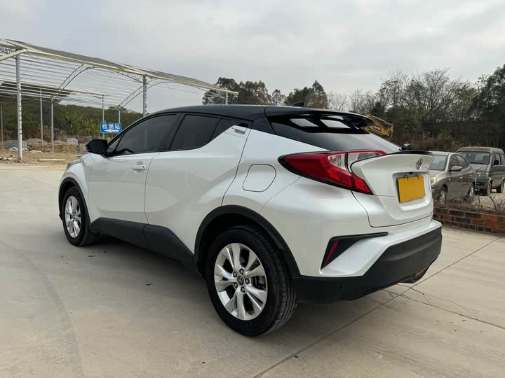 Фото 9 - Toyota Izoa