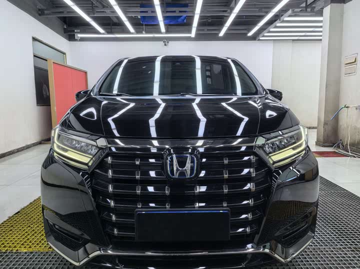 Фото 1 - Honda Elysion