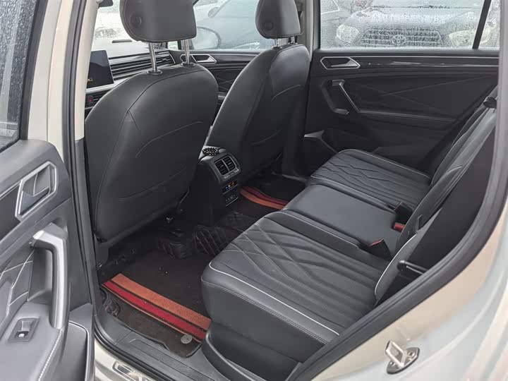 Фото 10 - Volkswagen Tiguan L Pro