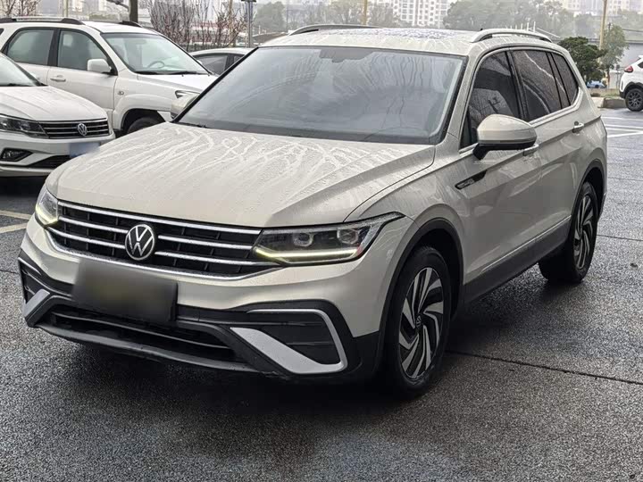 Фото 2 - Volkswagen Tiguan L Pro
