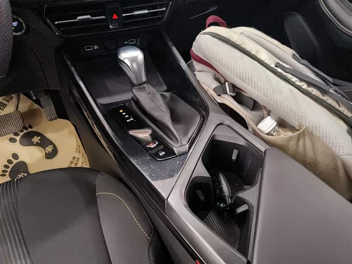 Фото 14 - Roewe i5