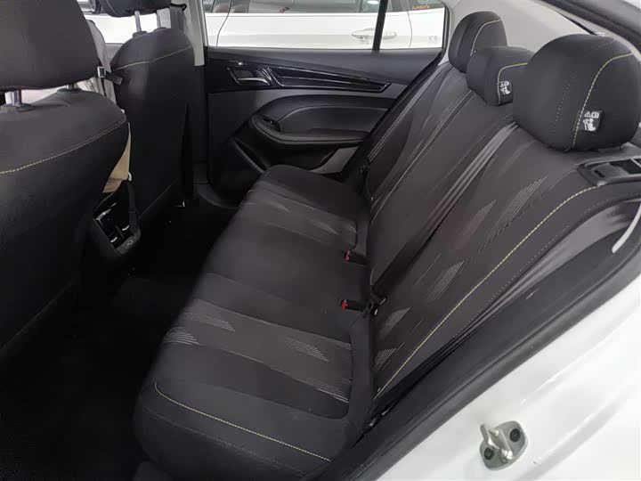 Фото 17 - Roewe i5