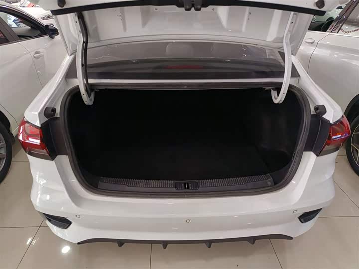 Фото 19 - Roewe i5