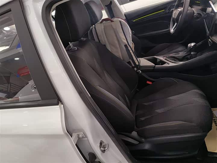 Фото 25 - Roewe i5