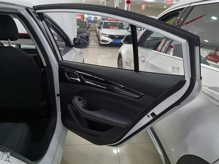 Фото 27 - Roewe i5