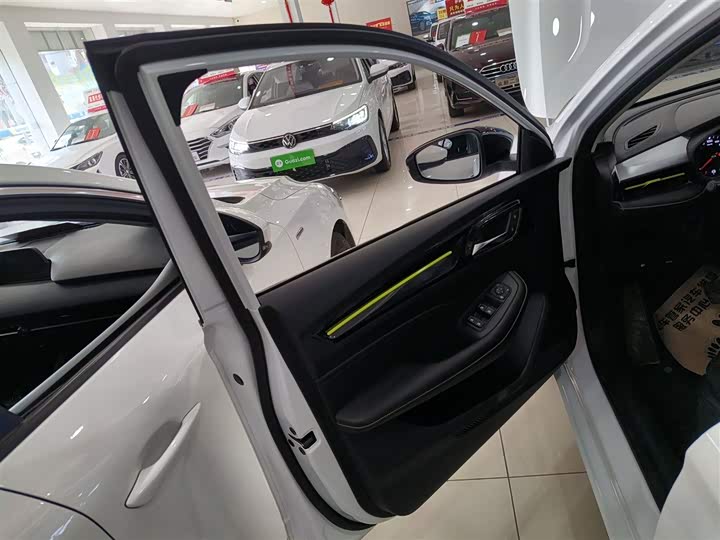 Фото 28 - Roewe i5