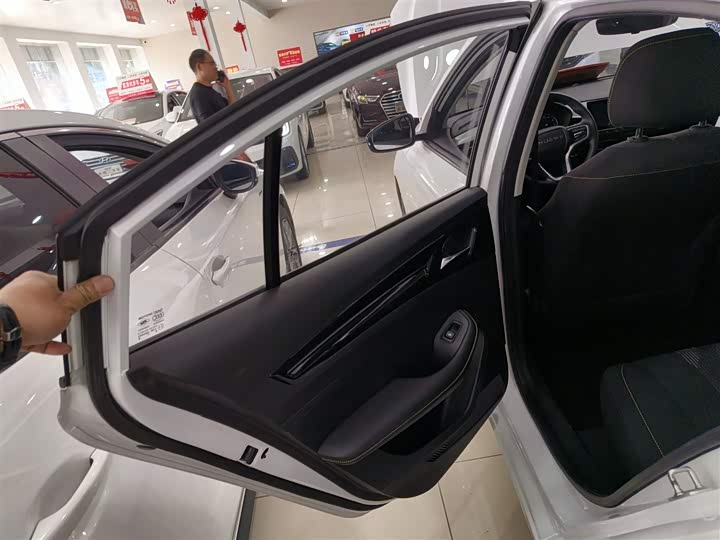 Фото 29 - Roewe i5