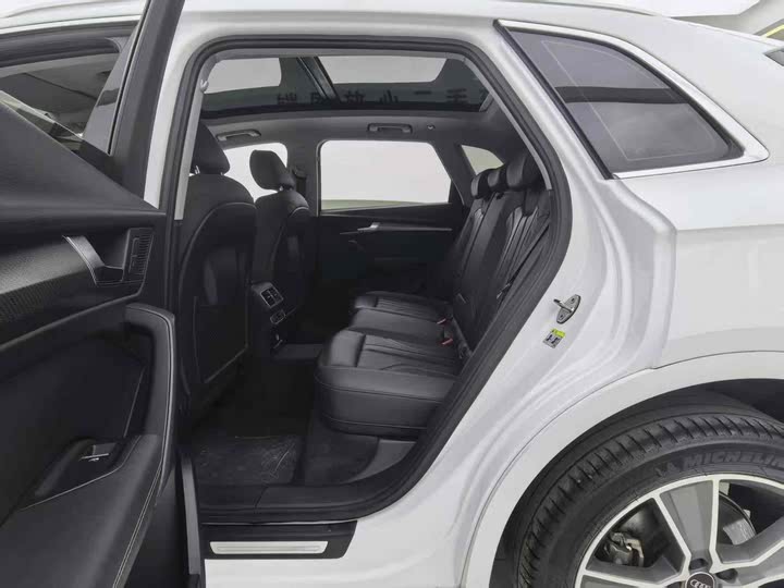 Фото 11 - Audi Q5L