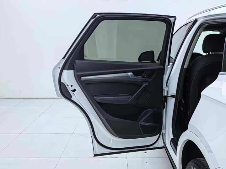 Фото 18 - Audi Q5L