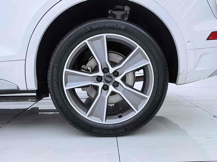 Фото 20 - Audi Q5L