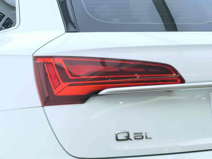 Фото 23 - Audi Q5L